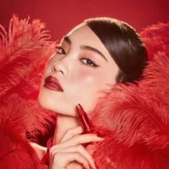 MATTE REVOLUTION MARK OF A KISS -Charlotte Tillbury Store 037 220057 HOLLYWOOD PINK REDS HM SOLO CHENGXIN MARK OF A KISS HOLDING LIPSTICK RJ 2401