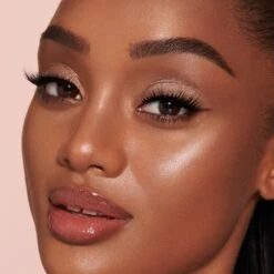 PILLOW TALK ICONIC LIP AND CHEEK KIT PILLOW TALK ORIGINAL -Charlotte Tillbury Store 2105072 BEAUTY LIGHT WAND CONTOUR WAND EM BLW PILLOWTALK TAN MODEL SO 2405 1