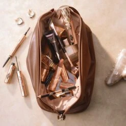 THE SUPER NUDES MATTE REVOLUTION - SUPERMODEL -Charlotte Tillbury Store 250001 SUPERNUDES25 img digital SF 45698 MAKEUP BAG EARRINGS 1000x1000