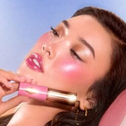 UNREAL BLUSH HEALTHY GLOW STICK PRETTY GLOW -Charlotte Tillbury Store 250005 unrealsummer25 img hm RM 0325 cameron pretty glow 1000x1000 1