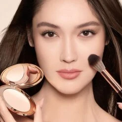 AIRBRUSH FLAWLESS PERFECT, BLUR & SET KIT FACE KIT -Charlotte Tillbury Store 250080 AFF img digital CM 45813 Aimee Application With Powder 1000x1000 1