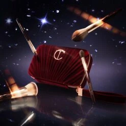 INSTANT HOLLYWOOD LOOK ON THE GO MAKEUP KIT 18 INSTANT HOLLYWOOD LOOK ON THE GO MAKEUP KIT -Charlotte Tillbury Store 251000 Holiday 25 sl CB 202505 Mini Makeup Brush Set R5 1000 x 1000