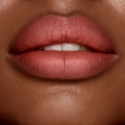 LOOK OF LOVE LIPSTICK REFILL MATTE REVOLUTION - MRS KISSES REFILL -Charlotte Tillbury Store Bridal Mrs Kisses Packshot Lip Swatch Deep 1