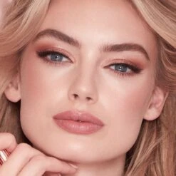 BRONZED, BLUSHING BEAUTY KIT MAGICAL SAVINGS 6 BRONZED, BLUSHING BEAUTY KIT MAGICAL SAVINGS -Charlotte Tillbury Store Cheek to Chic Pillowtalk Intense Model 2 Packshot 1