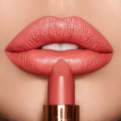 K.I.S.S.I.N.G CORAL KISS Previously "Coachella Coral" 9 K.I.S.S.I.N.G CORAL KISS Previously "Coachella Coral" -Charlotte Tillbury Store Coachella Coral Light Lip Model