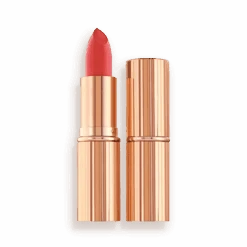 K.I.S.S.I.N.G CORAL KISS Previously "Coachella Coral" 13 K.I.S.S.I.N.G CORAL KISS Previously "Coachella Coral" -Charlotte Tillbury Store Coral Kiss Lid Off 2D Packshot