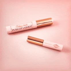 PILLOW TALK PUSH UP LASHES! MASCARA SUPER BLACK 10 ML 15 PILLOW TALK PUSH UP LASHES! MASCARA SUPER BLACK 10 ML -Charlotte Tillbury Store FLATLAY DUO PT PUSHUP MASCARA TRAVEL SIZE
