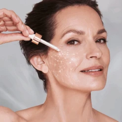 Charlotte Tillbury Store -Charlotte Tillbury Store Magic Serum Model Mature