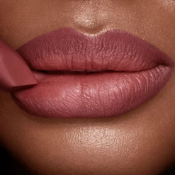 PILLOW TALK LIPSTICK PILLOW TALK MEDIUM 13 PILLOW TALK LIPSTICK PILLOW TALK MEDIUM -Charlotte Tillbury Store Matt Rev Pillowtalk Medium Lip Swatch Deep Packshot