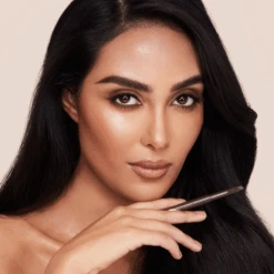 BROW CHEAT BLACK BROWN -Charlotte Tillbury Store Model Shot Black Brown