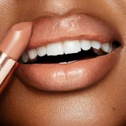 K.I.S.S.I.N.G NUDE KATE 10 K.I.S.S.I.N.G NUDE KATE -Charlotte Tillbury Store Nude Kate Dark Lip Model