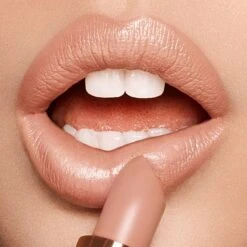 K.I.S.S.I.N.G NUDE KATE 9 K.I.S.S.I.N.G NUDE KATE -Charlotte Tillbury Store Nude Kate Light Lip Model