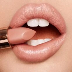 K.I.S.S.I.N.G PENELOPE PINK 9 K.I.S.S.I.N.G PENELOPE PINK -Charlotte Tillbury Store Penelope Light Lip Model