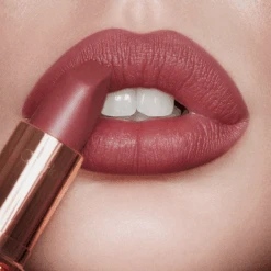 PILLOW TALK LIPSTICK PILLOW TALK MEDIUM 14 PILLOW TALK LIPSTICK PILLOW TALK MEDIUM -Charlotte Tillbury Store Pillow talk Medium Lip Close Up Light