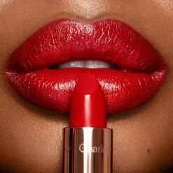 K.I.S.S.I.N.G SO RED Previously "So Marilyn" -Charlotte Tillbury Store So Marylin Dark Lip Model