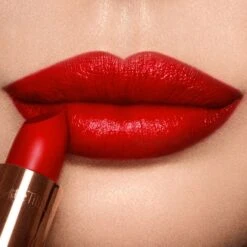 K.I.S.S.I.N.G SO RED Previously "So Marilyn" -Charlotte Tillbury Store So Marylin Light Lip Model