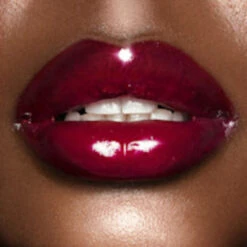 LIP LUSTRE UNLEASH ME -Charlotte Tillbury Store Unleash Me model