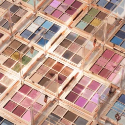 CHARLOTTE'S PALETTE OF BEAUTIFYING EYE TRENDS EMERALD EFFECT -Charlotte Tillbury Store eyecampaign25 digital RJ 1124 Palette Group Creative Still 1000x1000 1